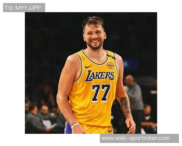 东契奇背打博格丹遭遇撞击疑似小腿受伤引发关注